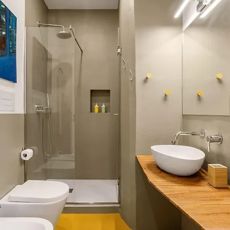 Azizo, La Gialla Apartmán *